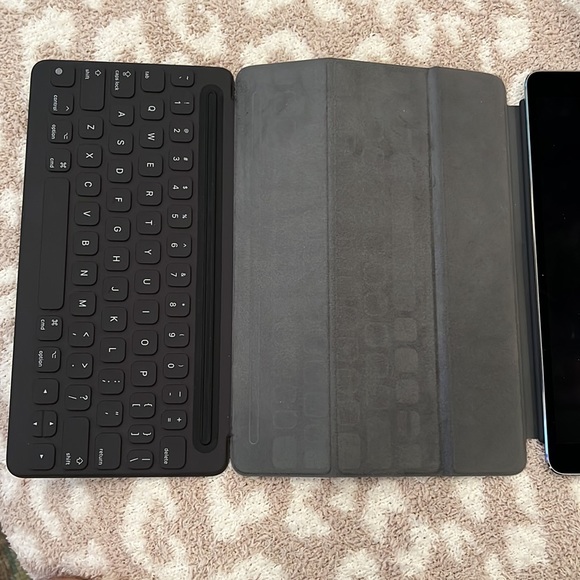 IPad Pro with magic keyboard - Picture 3 of 3